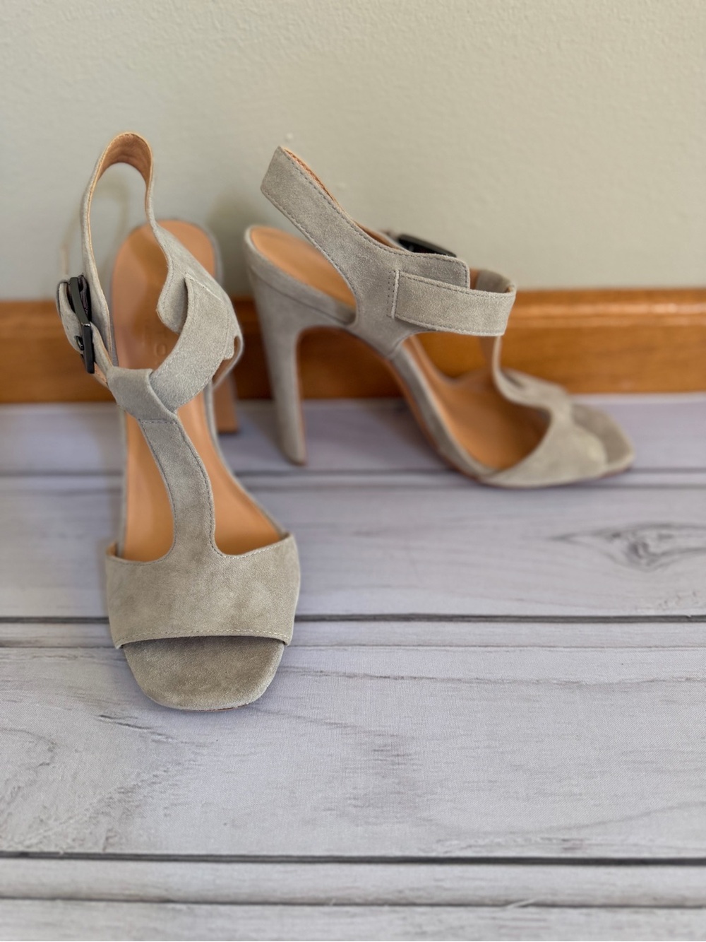 Halston Heritage gray taupe suede T strap open toe heeled sandals. Size 7.